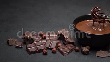 陶瓷碗巧克力奶油或融化的巧克力和巧克力片